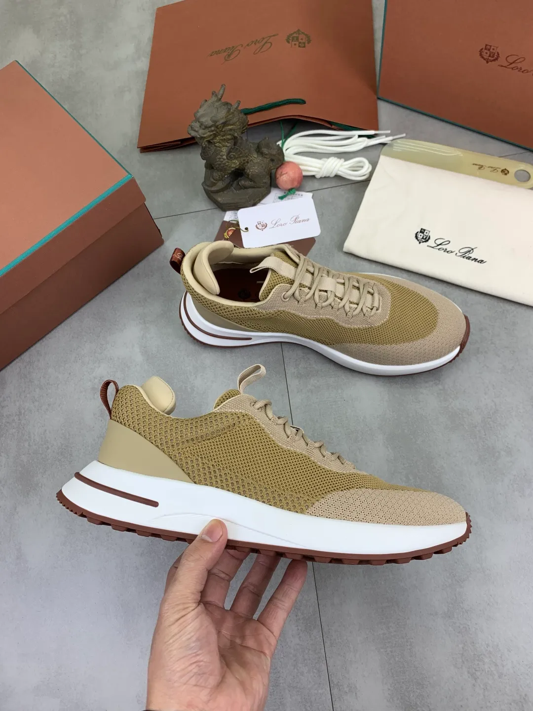 Men's men's shoes 💰P542 New style 💰High quality The latest casual shoes Loro Piana 💯Top grade💯Buy the original copy💯 Founded the existing Loro Piana company on April 24, 1924. The family has been operating for the sixth generation, providing top quality products to customers who are discerning in taste and quality. Imported original fly woven fabrics with cowhide fabric, plain calfskin lining, hand-stitched threads with cowhide feet, original packaging, high-end outsole, size: 38-46, multiple colors available, complete package